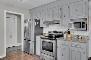 Private kitchen - Pet Friendly 4 Bedroom Fully Fenced Backyard (Ladson)