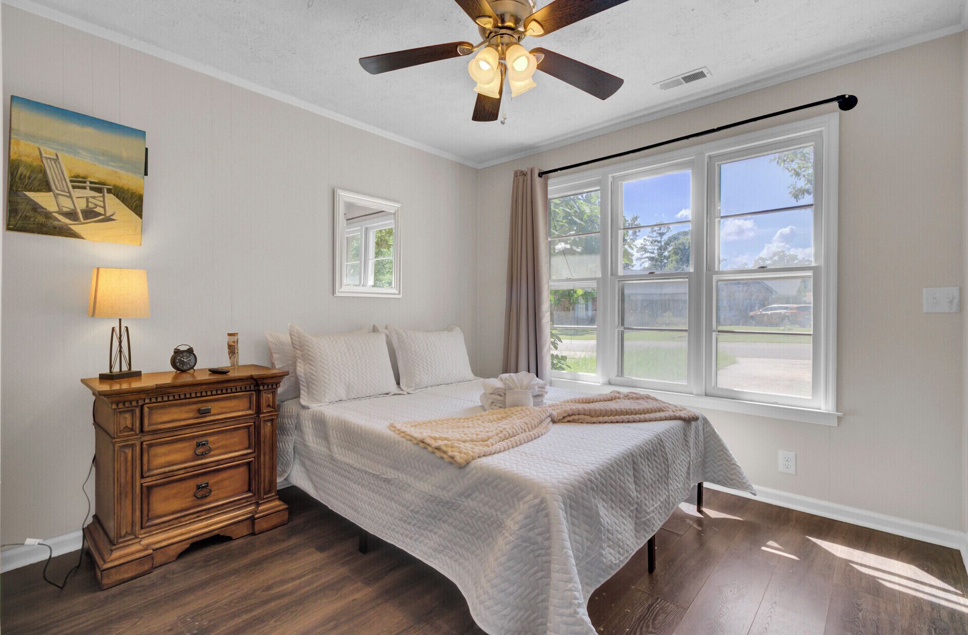 4 bedrooms, iron/ironing board, WiFi, bed sheets