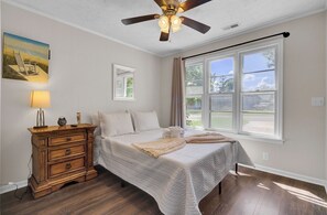 4 bedrooms, iron/ironing board, WiFi, bed sheets - Pet Friendly 4 Bedroom Fully Fenced Backyard (Ladson)