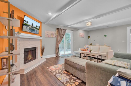 Pet Friendly 4 Bedroom Fully Fenced Backyard