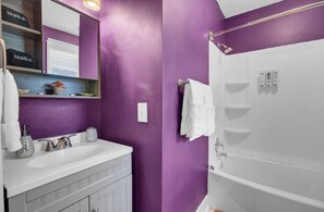 Dusj, hårføner, håndklær og såpe