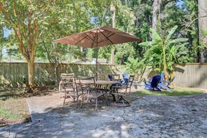 Outdoor dining - Pet Friendly 4 Bedroom Fully Fenced Backyard (Ladson)