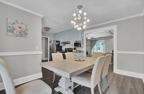 Pet Friendly 4 Bedroom Fully Fenced Backyard