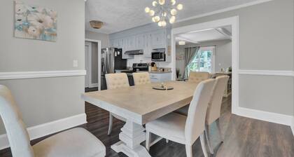 Pet Friendly 4 Bedroom Fully Fenced Backyard