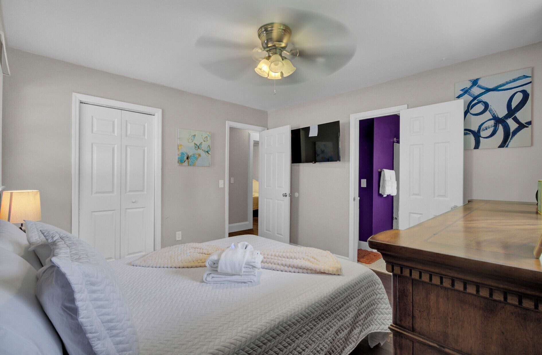 4 habitaciones, tabla de planchar con plancha, wifi y ropa de cama 