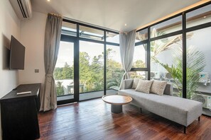 Smart TV, offices - Spacious 12BR Retreat 400m from Café Del Mar (Kuta Utara)
