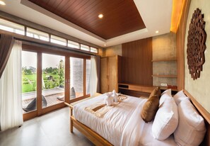 Lyxsvit - utsikt mot poolen | Skrivbord och gratis wi-fi