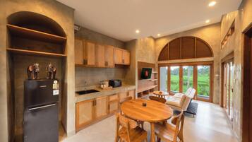 Stort kylskÄp, mikrovÄgsugn, diskmaskin och grytor/köksredskap