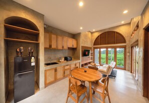 Stort kylskåp, mikrovågsugn, diskmaskin och grytor/köksredskap