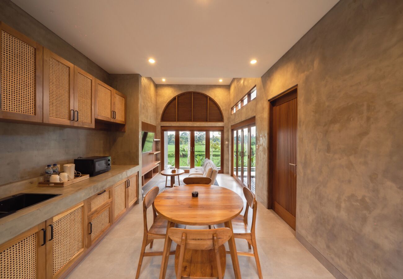 Een koelkast/vriezer, een magnetron, een vaatwasser