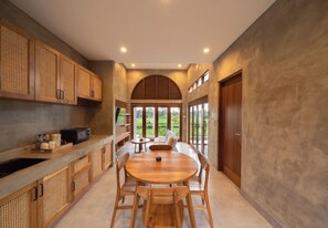 Kjøleskap, mikrobølgeovn, oppvaskmaskin og kjøkkenutstyr