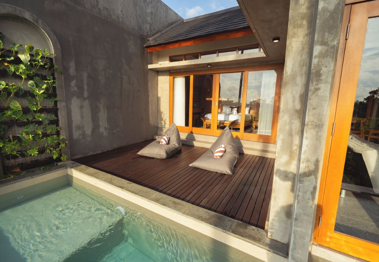 办公桌、免费 WiFi