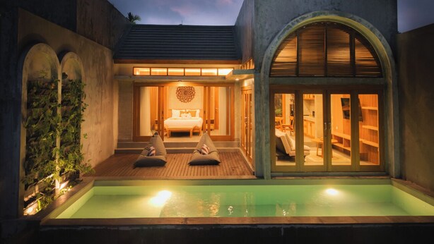 Una villa moderna con piscina, una camera da letto con un letto grande e un bagno con vasca.