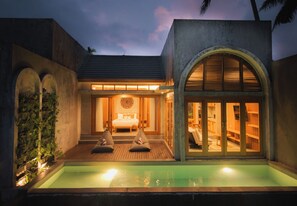 Una villa moderna con piscina, una camera da letto con un letto grande e un bagno con vasca.
