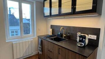 Een koelkast, een oven, een kookplaat, een vaatwasser