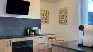 Kjøleskap, ovn, kokeplater og oppvaskmaskin
