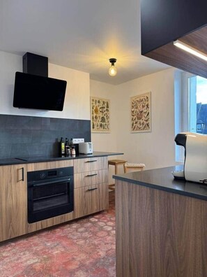 ثلاجة، فرن، موقد طهي مسطح، غسالة أطباق