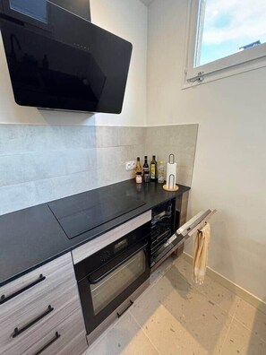 ثلاجة، فرن، غسالة أطباق، محمصة خبز