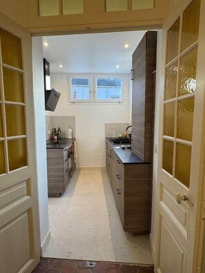 ثلاجة، فرن، غسالة أطباق، محمصة خبز