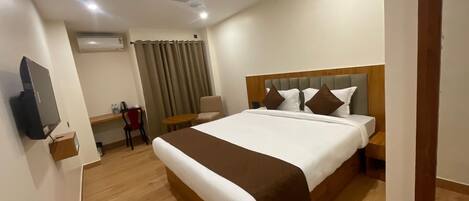 Deluxe Double Room | Iron/ironing board, free WiFi