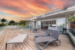 Outdoor dining - Doorilla Coastal Retreat (Mission Beach)