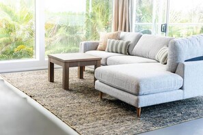 TV - Doorilla Coastal Retreat (Mission Beach)