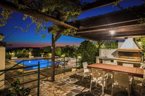 Outdoor dining - Villa Petri (Trapezaki)