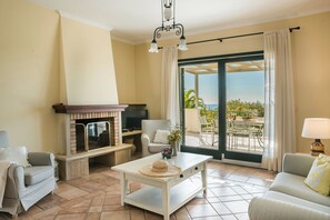TV, fireplace - Villa Petri (Trapezaki)