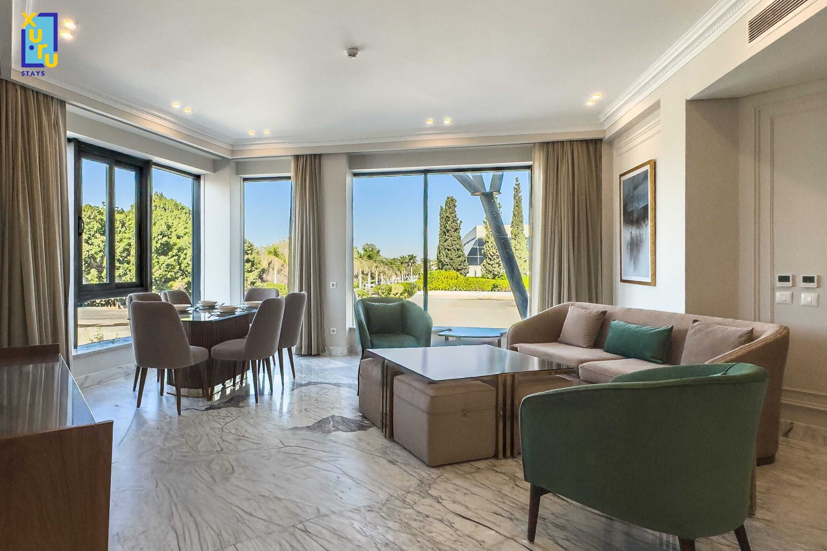 Lägenhet Basic | Vardagsrum | 65-tums tv med satellitkanaler