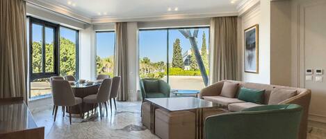 Basic Apartment | Ruang tamu | 65 inci televisyen dengan satelit