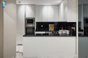 Appartamento Basic | Cucina privata | Frigorifero, microonde, forno, piano cottura