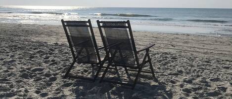 Nær stranden, solsenger og strandhåndklær
