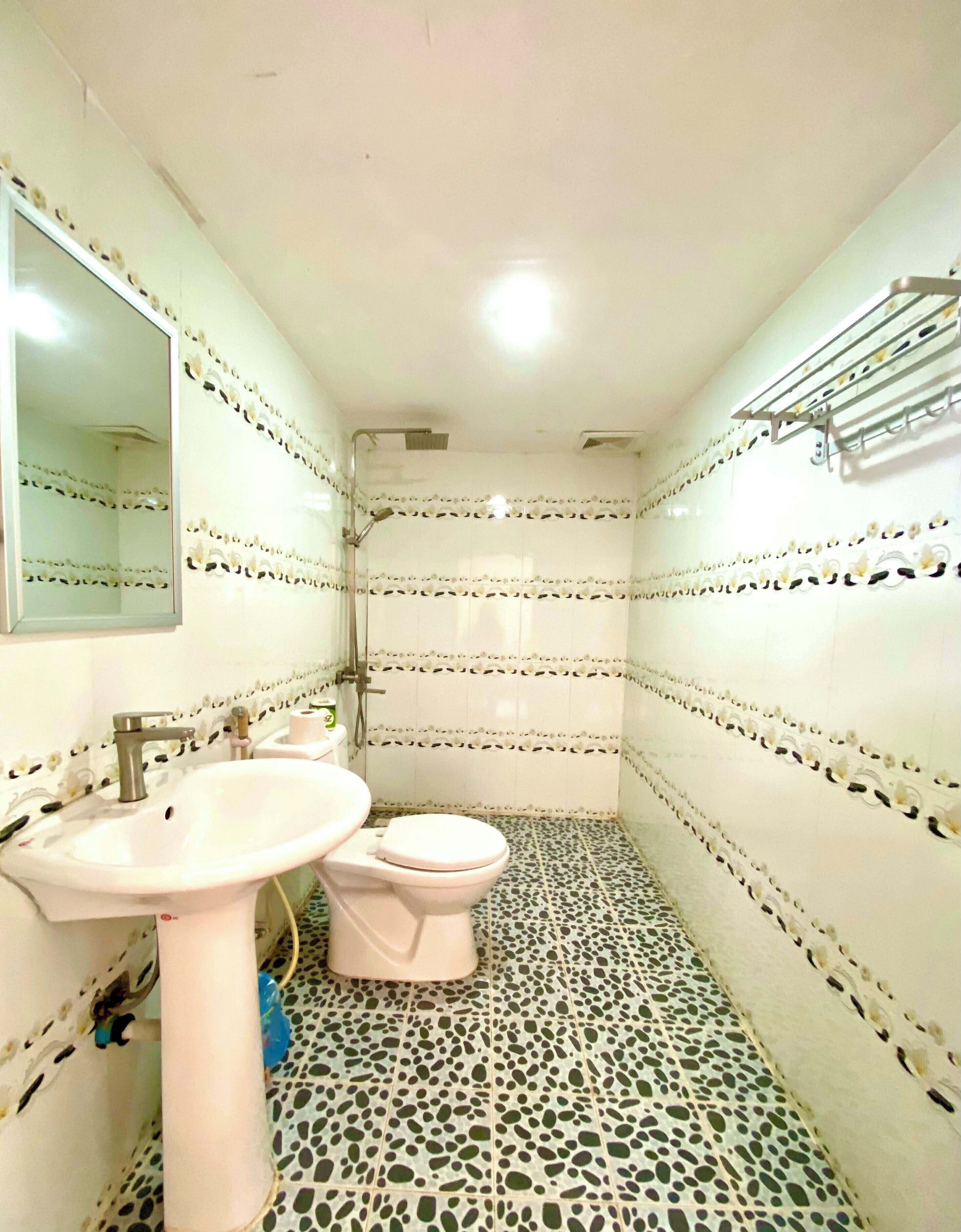 Free toiletries, toilet paper