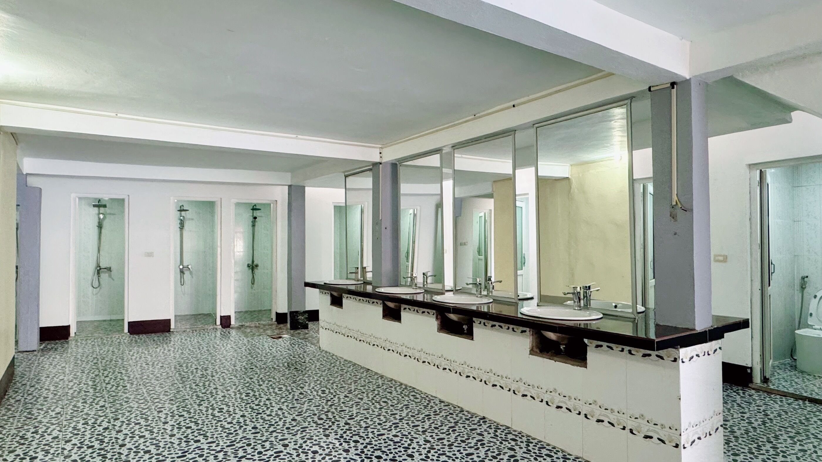 Perlengkapan mandi gratis dan tisu toilet