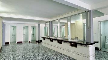 Perlengkapan mandi gratis dan tisu toilet
