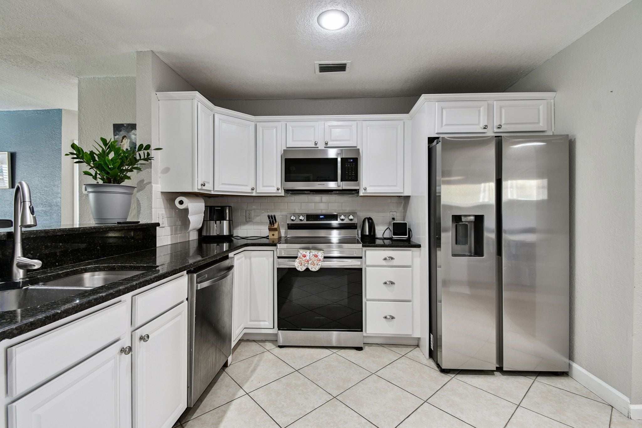 Frigorífico, microondas, horno y placa de cocina