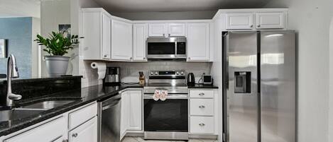 Een koelkast, een magnetron, een oven, een kookplaat