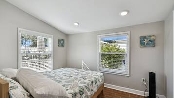 4 bedrooms, desk, free WiFi, bed sheets