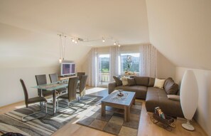 TV - Apartment 'Hornisgrindeblick' with Mountain View, Balcony and Wi-Fi (Renchen)