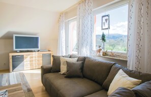 TV - Apartment 'Hornisgrindeblick' with Mountain View, Balcony and Wi-Fi (Renchen)