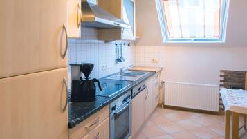 Fridge, oven, stovetop, dishwasher