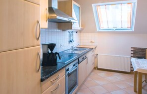Fridge, oven, stovetop, dishwasher - Apartment 'Hornisgrindeblick' with Mountain View, Balcony and Wi-Fi (Renchen)