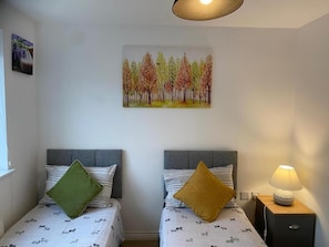 4 habitaciones, tabla de planchar con plancha, wifi y ropa de cama 