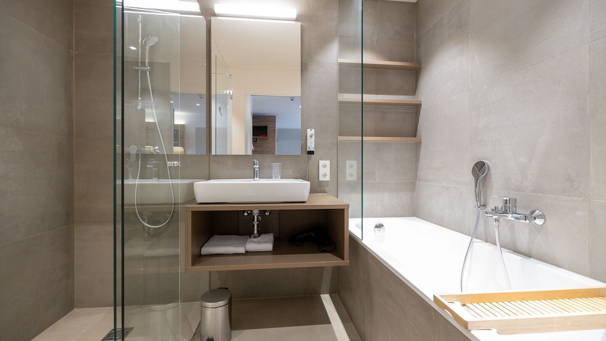 Dusche, Haartrockner, Handtücher, Toilettenpapier