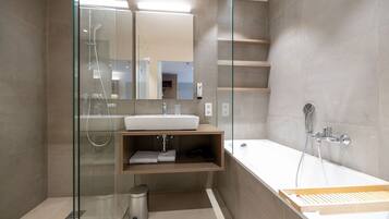 Dusche, Haartrockner, Handtücher, Toilettenpapier