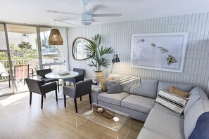 Smart TV - Kamaole Nalu 201 - Updated bright 2 bedroom ocean front (Kihei)
