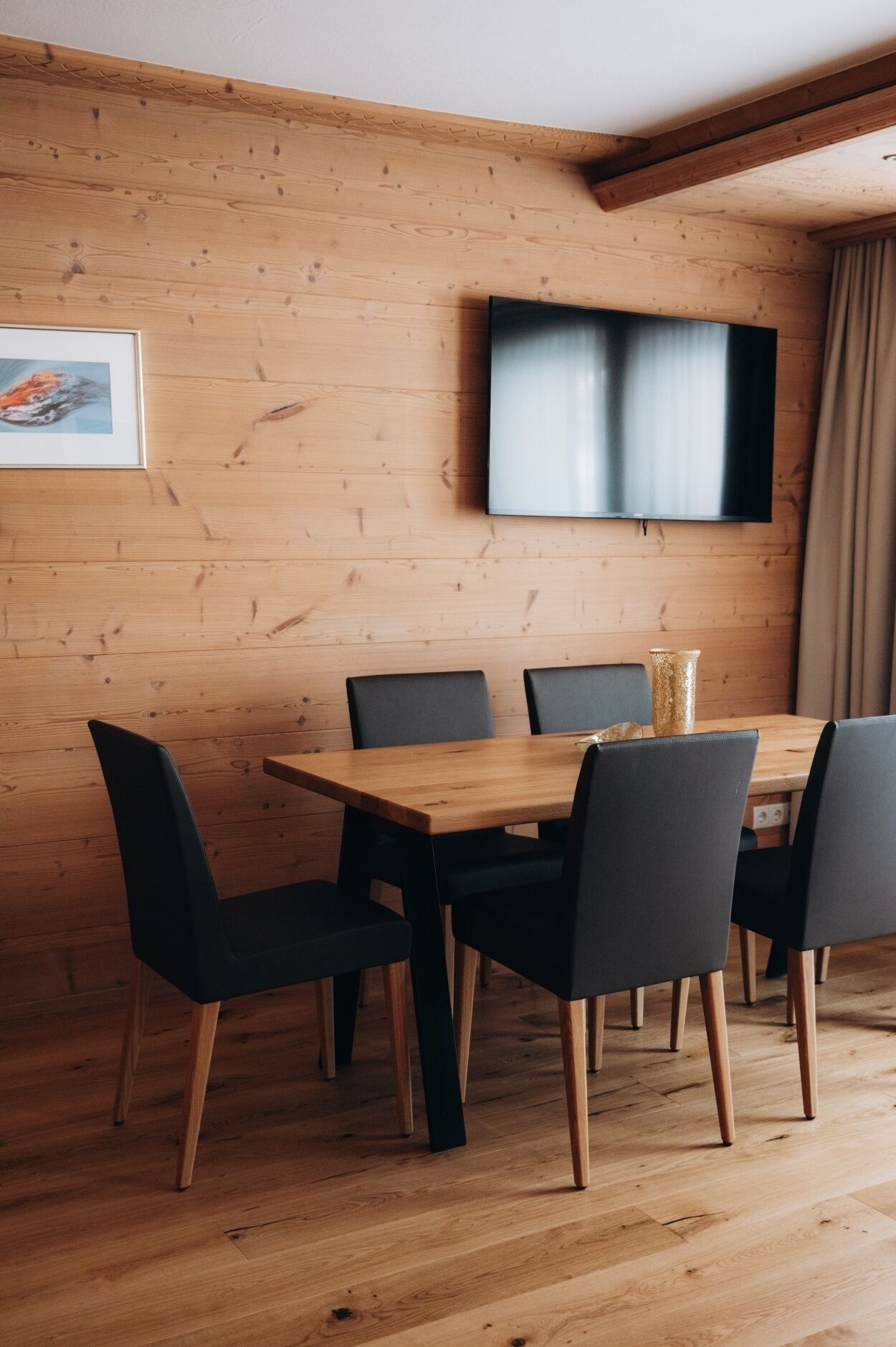 Ropa de cama de alta calidad y caja de seguridad en la habitación 