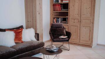 Apartment, 3 Bedrooms | Premium bedding, in-room safe, individually decorated, desk