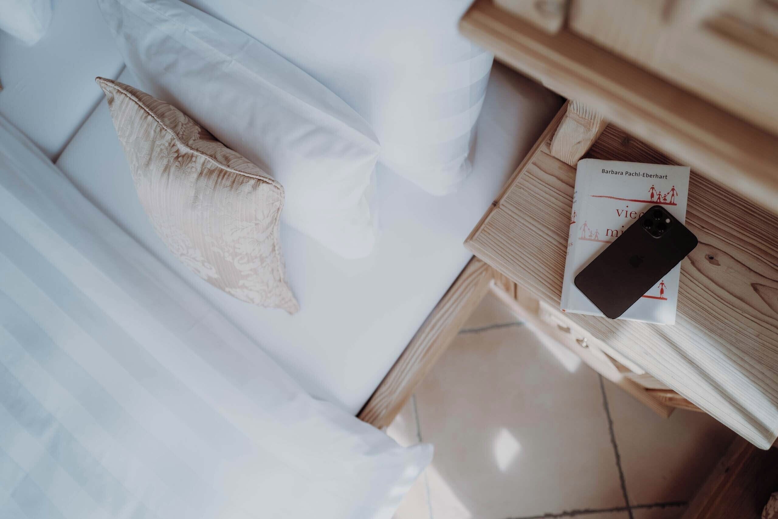 Roupas de cama premium, cofres nos quartos, individualmente decorados