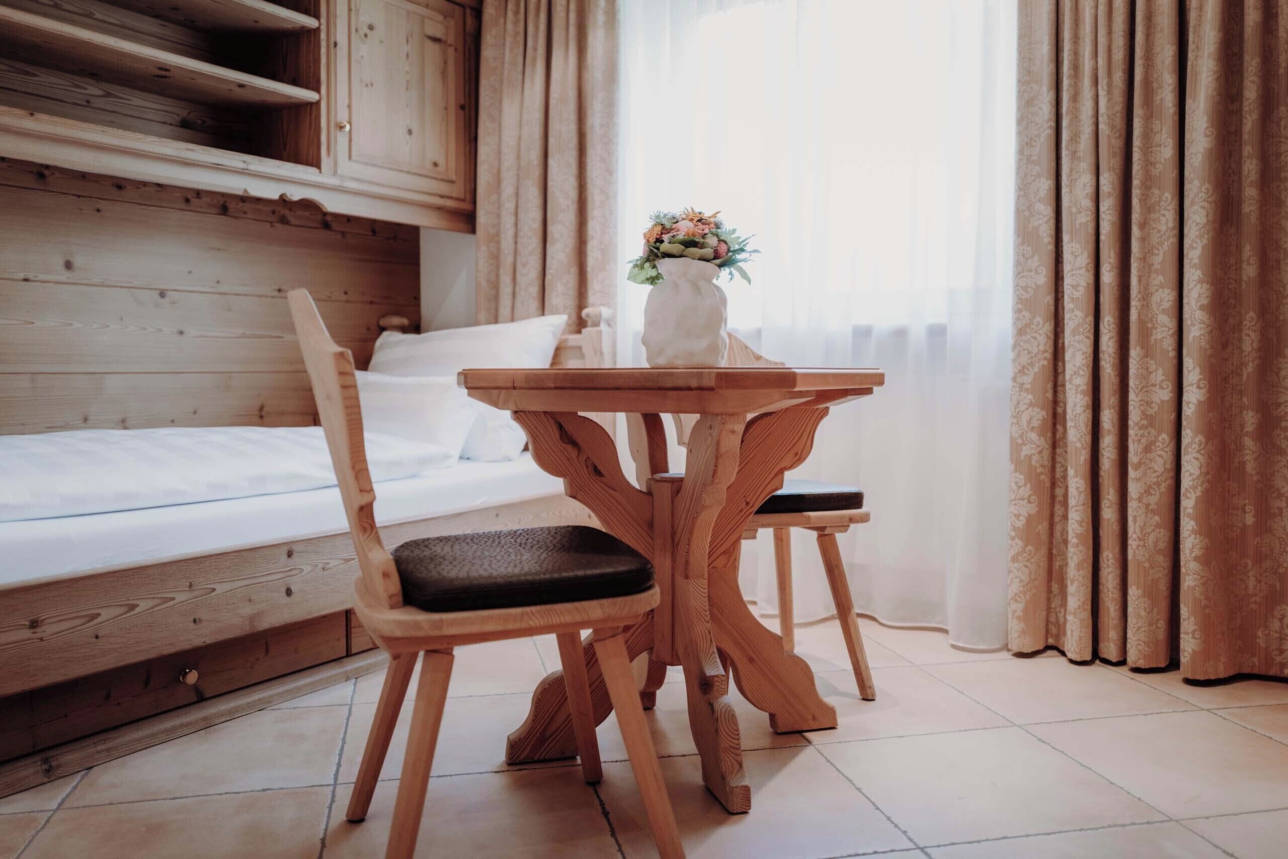 Een 55-inch flatscreentelevisie met kabelzenders